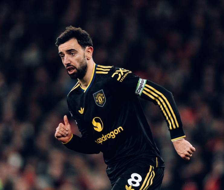 周薪40万英镑！英媒曝曼联队长开天价续约条件，沙特买断需5700万英镑